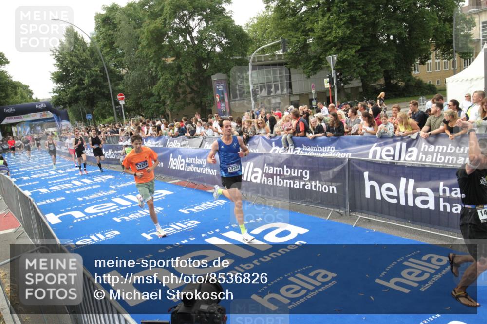 29.06.2025 - hella hamburg halbmarathon Michael Strokosch http://msf.ph/oto/8536826 29.06.2025 10:29:24 Ziel  meine-sportfotos.de