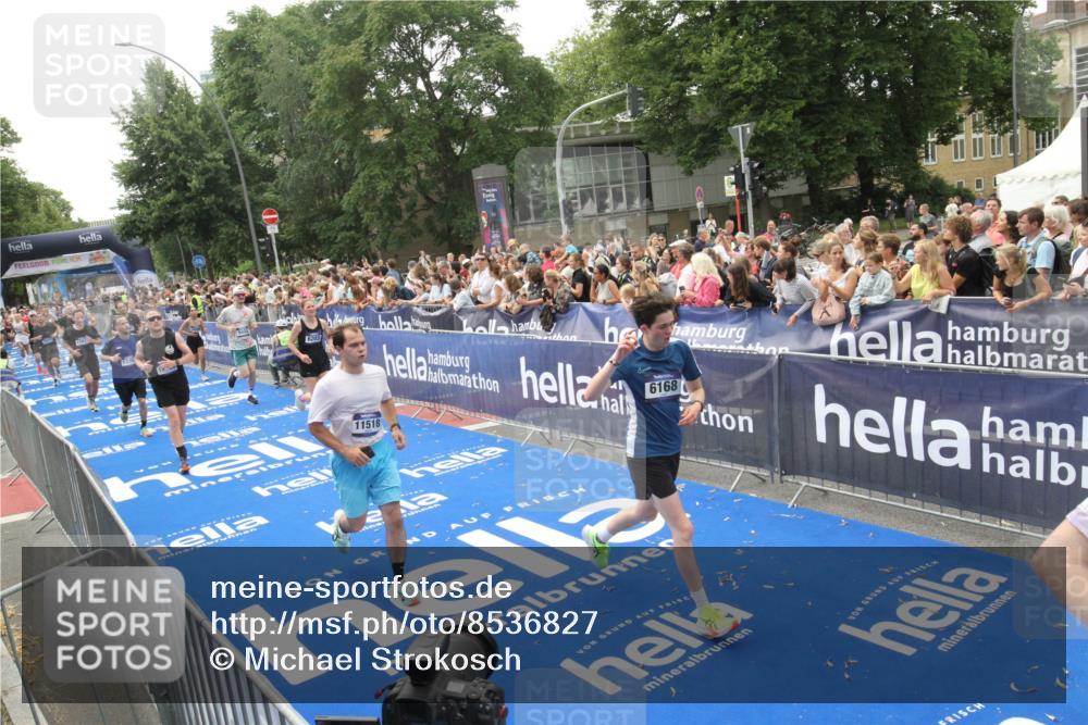 29.06.2025 - hella hamburg halbmarathon Michael Strokosch http://msf.ph/oto/8536827 29.06.2025 10:47:25 Ziel  meine-sportfotos.de