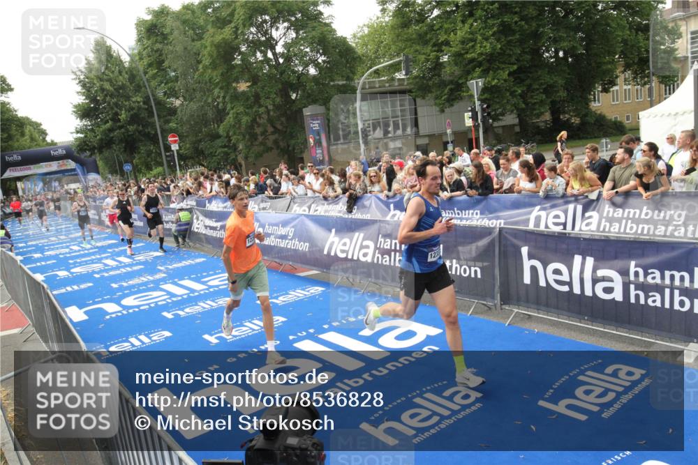 29.06.2025 - hella hamburg halbmarathon Michael Strokosch http://msf.ph/oto/8536828 29.06.2025 10:29:24 Ziel  meine-sportfotos.de
