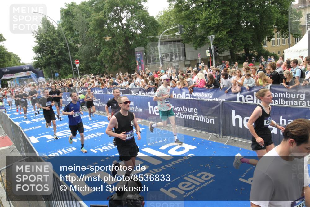 29.06.2025 - hella hamburg halbmarathon Michael Strokosch http://msf.ph/oto/8536833 29.06.2025 10:47:27 Ziel  meine-sportfotos.de