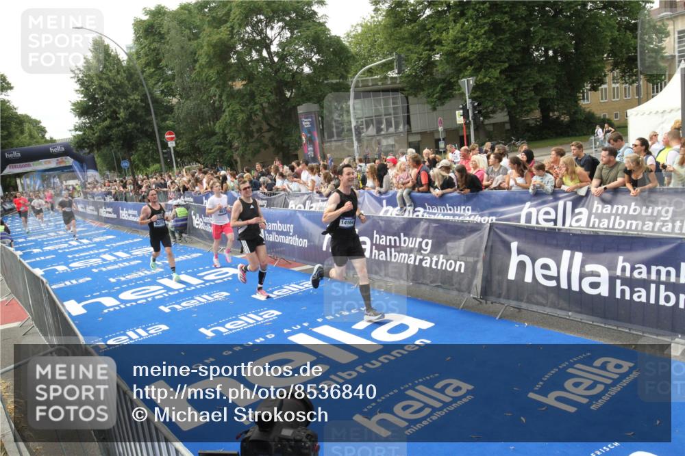 29.06.2025 - hella hamburg halbmarathon Michael Strokosch http://msf.ph/oto/8536840 29.06.2025 10:29:26 Ziel  meine-sportfotos.de