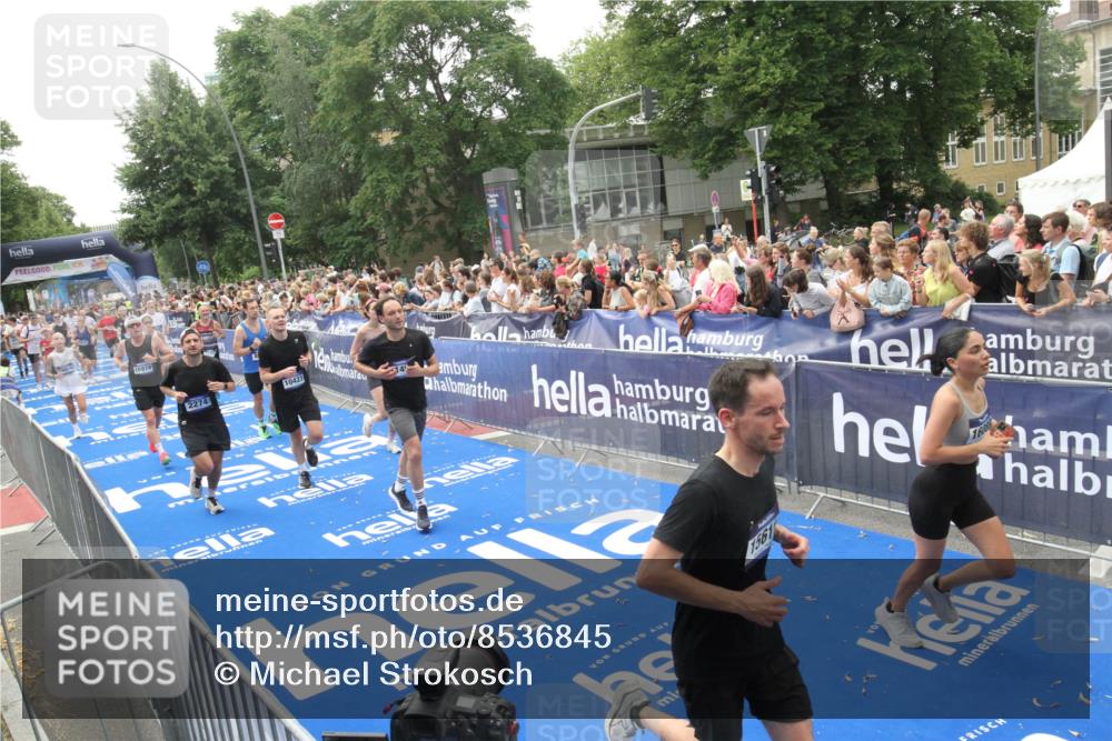 29.06.2025 - hella hamburg halbmarathon Michael Strokosch http://msf.ph/oto/8536845 29.06.2025 10:47:29 Ziel  meine-sportfotos.de