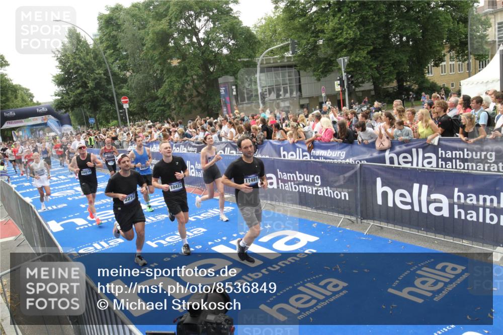 29.06.2025 - hella hamburg halbmarathon Michael Strokosch http://msf.ph/oto/8536849 29.06.2025 10:47:30 Ziel  meine-sportfotos.de