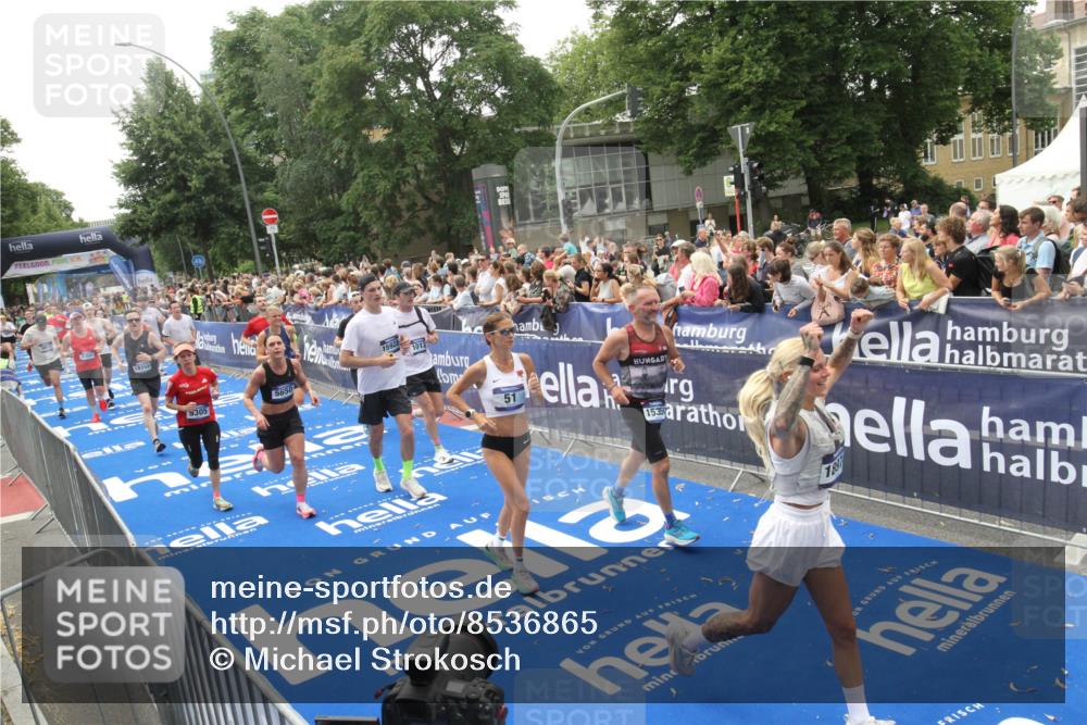 29.06.2025 - hella hamburg halbmarathon Michael Strokosch http://msf.ph/oto/8536865 29.06.2025 10:47:33 Ziel  meine-sportfotos.de