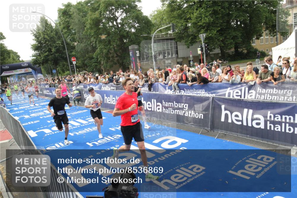 29.06.2025 - hella hamburg halbmarathon Michael Strokosch http://msf.ph/oto/8536869 29.06.2025 10:29:32 Ziel  meine-sportfotos.de