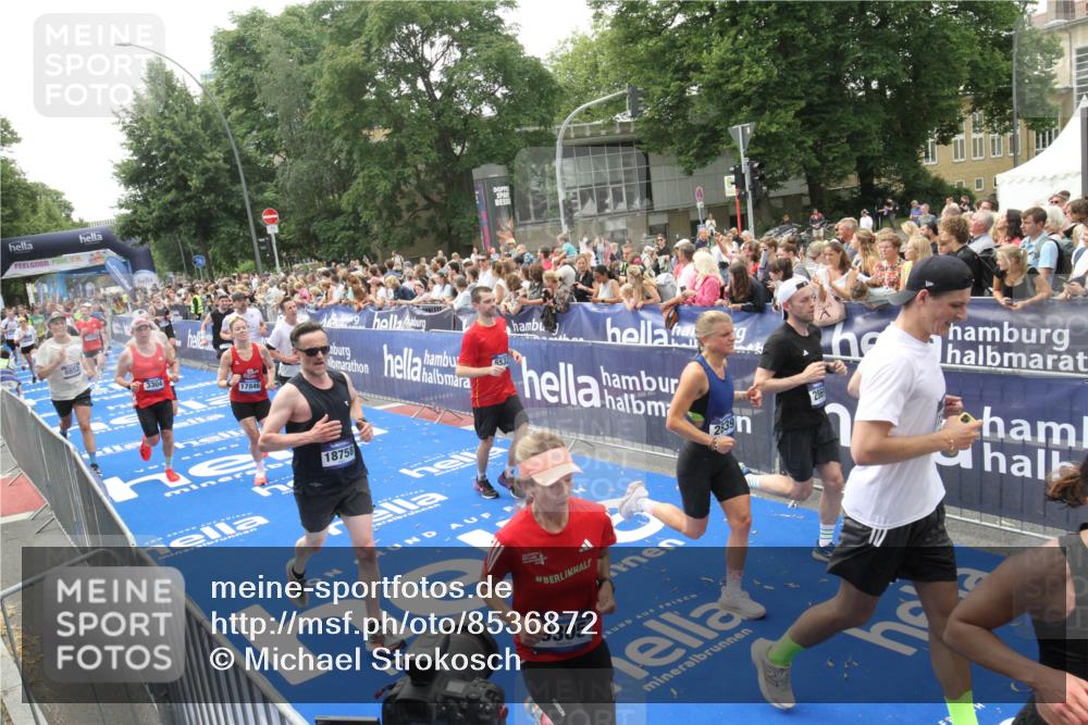 29.06.2025 - hella hamburg halbmarathon Michael Strokosch http://msf.ph/oto/8536872 29.06.2025 10:47:34 Ziel  meine-sportfotos.de