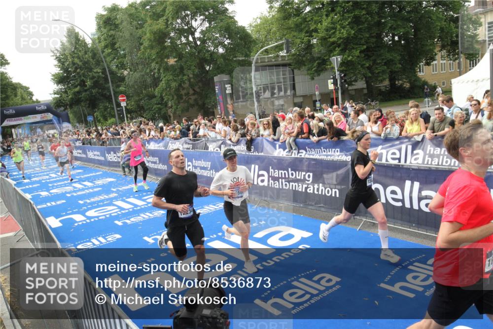 29.06.2025 - hella hamburg halbmarathon Michael Strokosch http://msf.ph/oto/8536873 29.06.2025 10:29:33 Ziel  meine-sportfotos.de