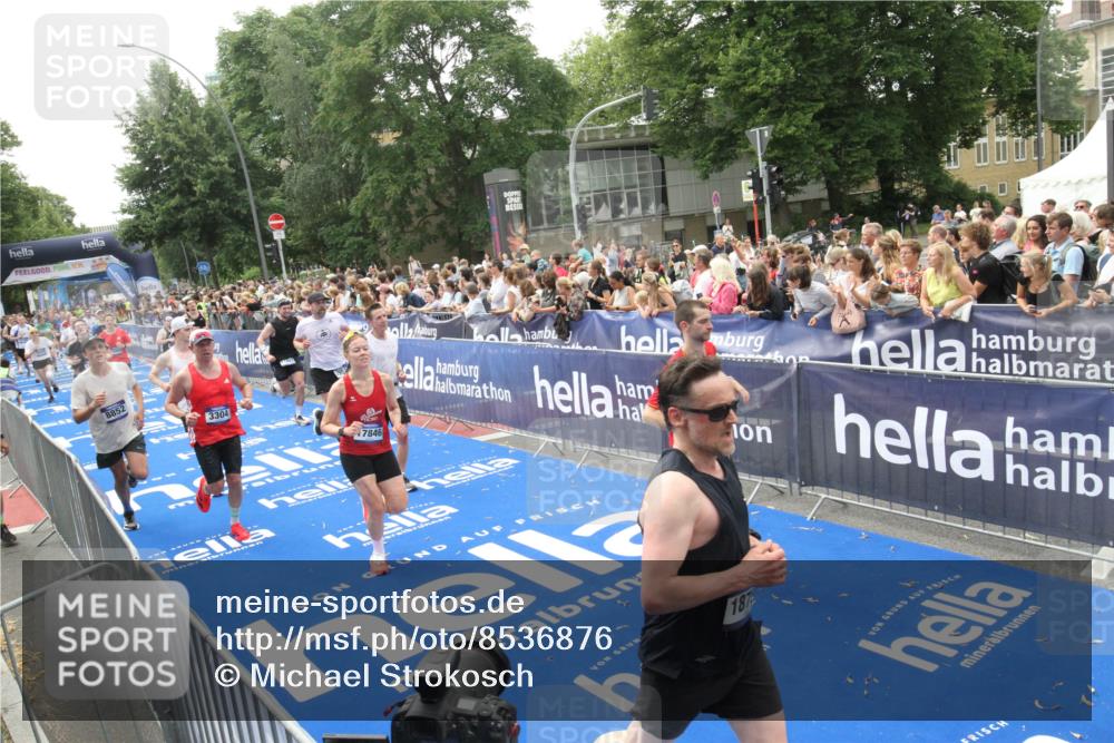29.06.2025 - hella hamburg halbmarathon Michael Strokosch http://msf.ph/oto/8536876 29.06.2025 10:47:35 Ziel  meine-sportfotos.de