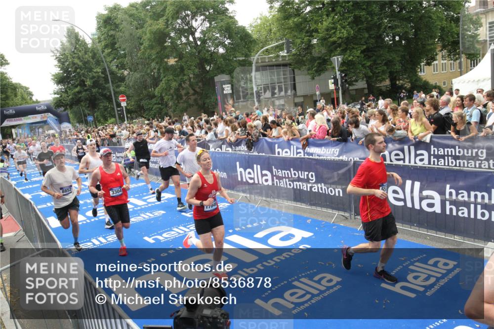 29.06.2025 - hella hamburg halbmarathon Michael Strokosch http://msf.ph/oto/8536878 29.06.2025 10:47:35 Ziel  meine-sportfotos.de