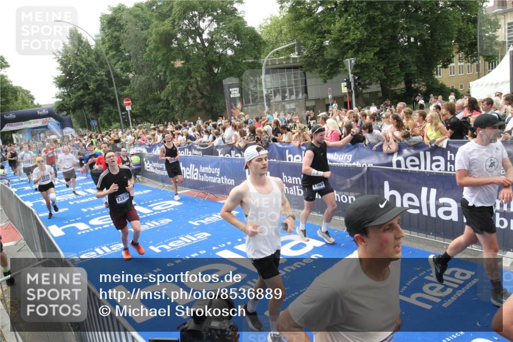 29.06.2025 - hella hamburg halbmarathon Michael Strokosch http://msf.ph/oto/8536889 29.06.2025 10:47:37 Ziel  meine-sportfotos.de