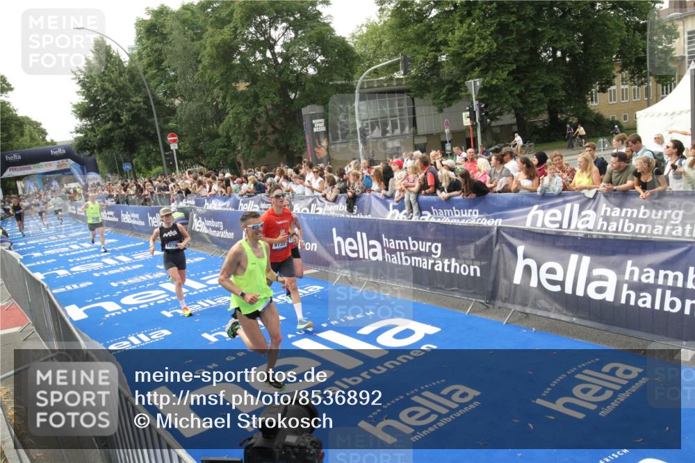 29.06.2025 - hella hamburg halbmarathon Michael Strokosch http://msf.ph/oto/8536892 29.06.2025 10:29:36 Ziel  meine-sportfotos.de