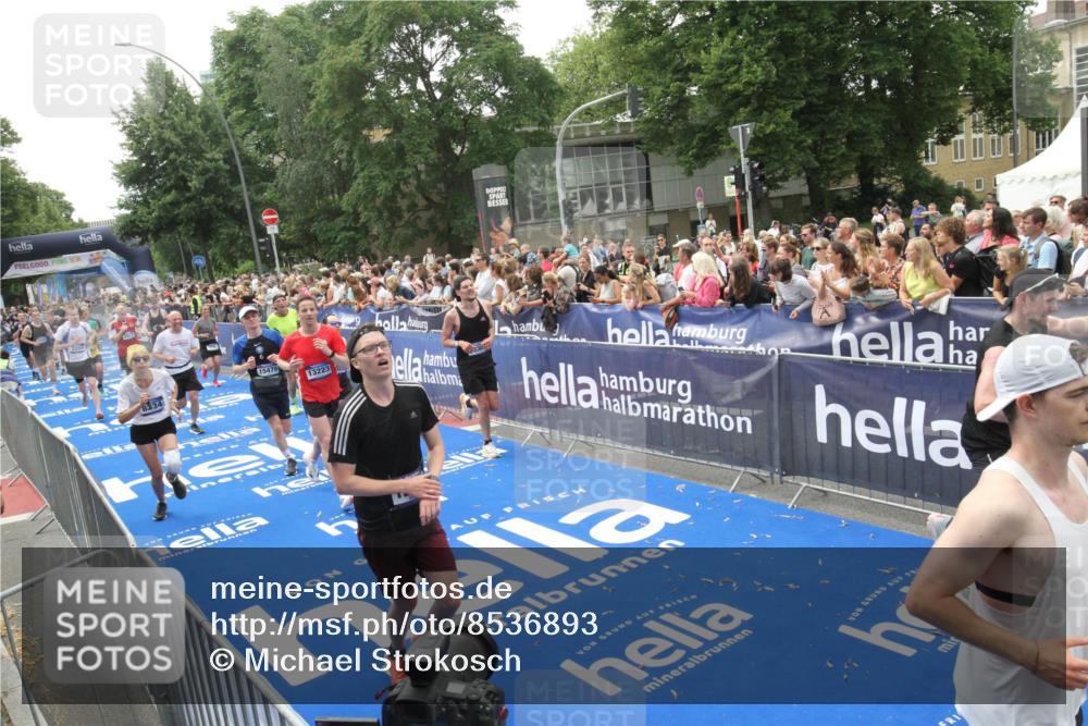 29.06.2025 - hella hamburg halbmarathon Michael Strokosch http://msf.ph/oto/8536893 29.06.2025 10:47:38 Ziel  meine-sportfotos.de