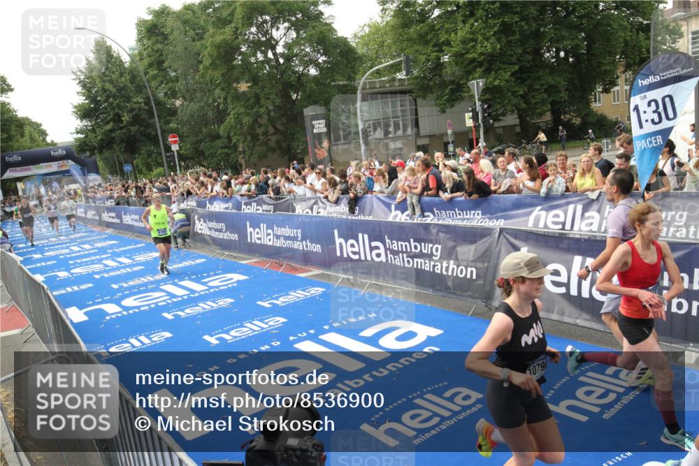29.06.2025 - hella hamburg halbmarathon Michael Strokosch http://msf.ph/oto/8536900 29.06.2025 10:29:38 Ziel  meine-sportfotos.de