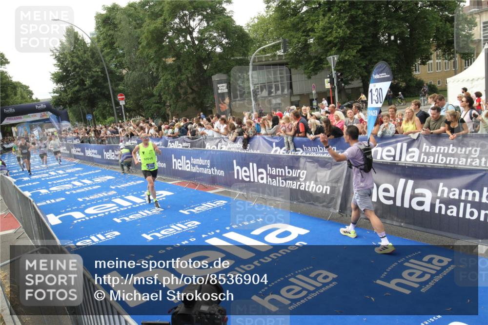 29.06.2025 - hella hamburg halbmarathon Michael Strokosch http://msf.ph/oto/8536904 29.06.2025 10:29:38 Ziel  meine-sportfotos.de