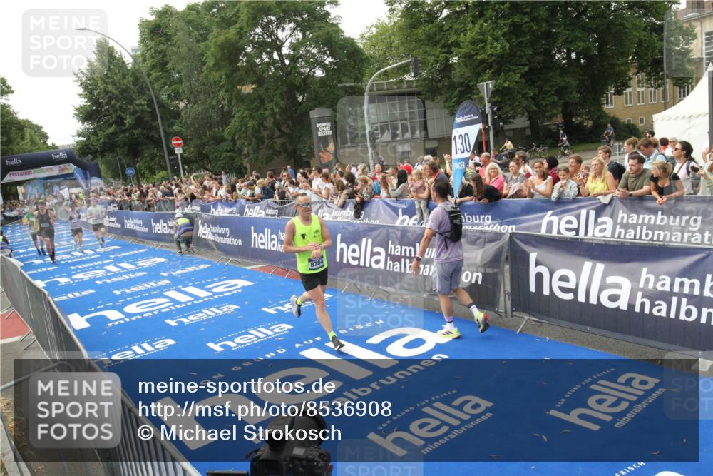 29.06.2025 - hella hamburg halbmarathon Michael Strokosch http://msf.ph/oto/8536908 29.06.2025 10:29:39 Ziel  meine-sportfotos.de