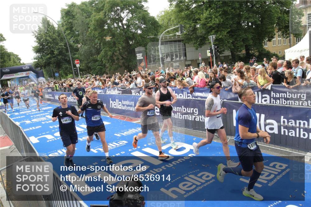 29.06.2025 - hella hamburg halbmarathon Michael Strokosch http://msf.ph/oto/8536914 29.06.2025 10:47:43 Ziel  meine-sportfotos.de
