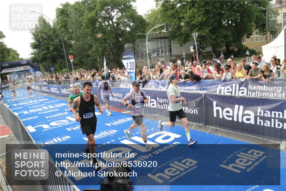 29.06.2025 - hella hamburg halbmarathon Michael Strokosch http://msf.ph/oto/8536920 29.06.2025 10:29:43 Ziel  meine-sportfotos.de