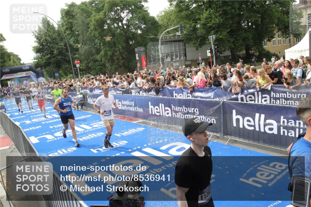 29.06.2025 - hella hamburg halbmarathon Michael Strokosch http://msf.ph/oto/8536941 29.06.2025 10:47:50 Ziel  meine-sportfotos.de