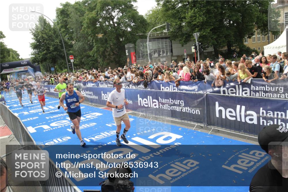 29.06.2025 - hella hamburg halbmarathon Michael Strokosch http://msf.ph/oto/8536943 29.06.2025 10:47:50 Ziel  meine-sportfotos.de