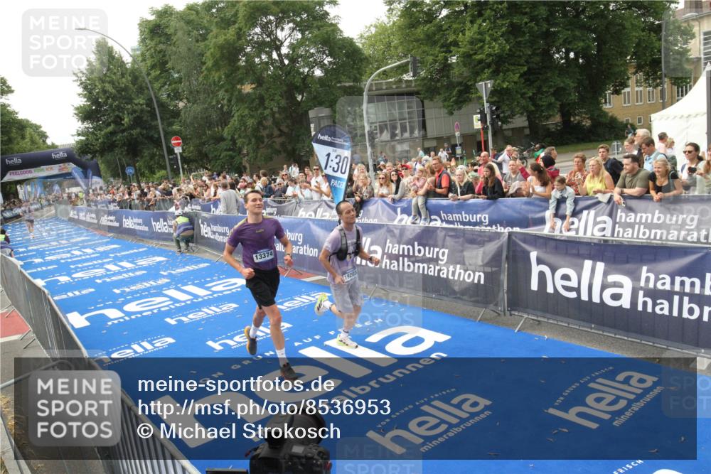 29.06.2025 - hella hamburg halbmarathon Michael Strokosch http://msf.ph/oto/8536953 29.06.2025 10:29:51 Ziel  meine-sportfotos.de
