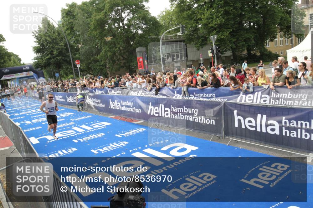 29.06.2025 - hella hamburg halbmarathon Michael Strokosch http://msf.ph/oto/8536970 29.06.2025 10:30:02 Ziel  meine-sportfotos.de