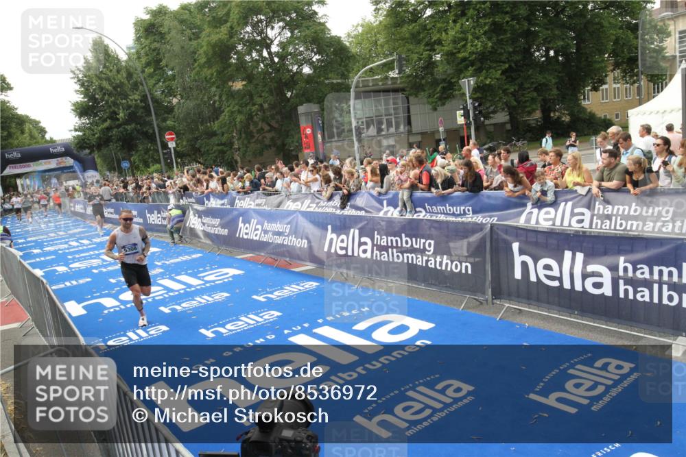 29.06.2025 - hella hamburg halbmarathon Michael Strokosch http://msf.ph/oto/8536972 29.06.2025 10:30:02 Ziel  meine-sportfotos.de
