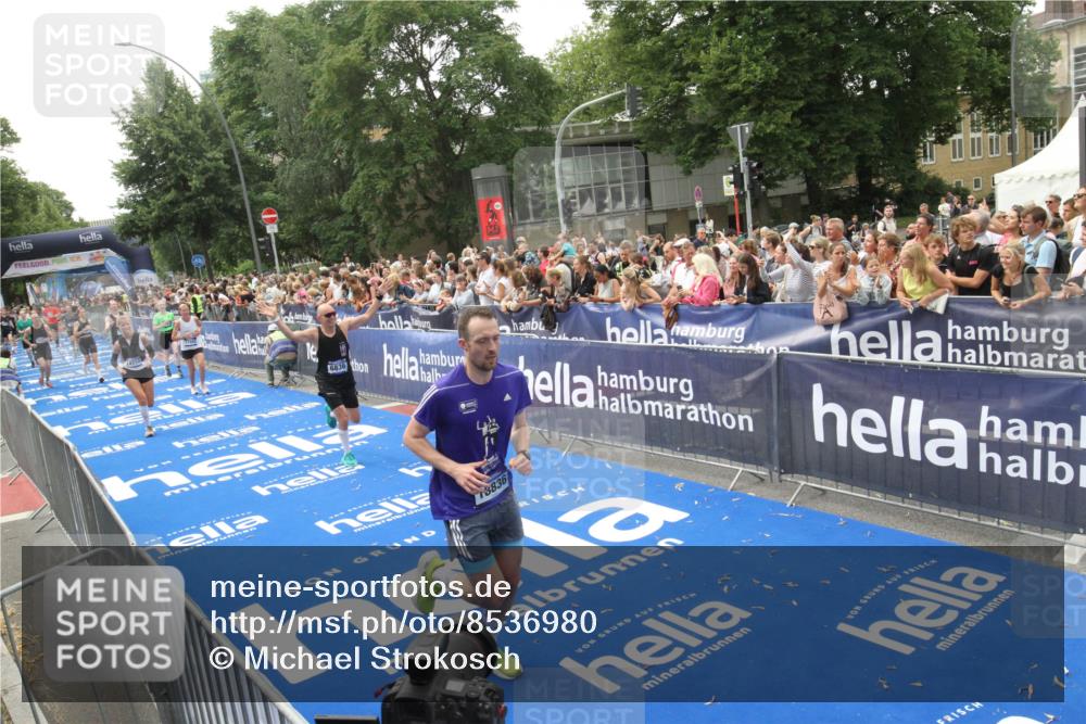 29.06.2025 - hella hamburg halbmarathon Michael Strokosch http://msf.ph/oto/8536980 29.06.2025 10:47:58 Ziel  meine-sportfotos.de