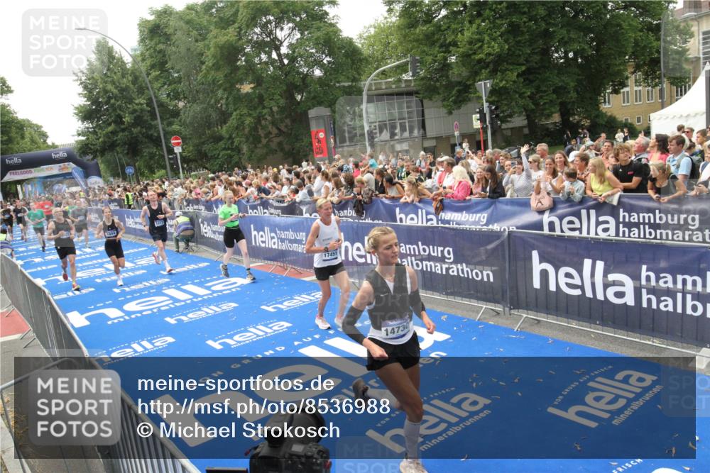 29.06.2025 - hella hamburg halbmarathon Michael Strokosch http://msf.ph/oto/8536988 29.06.2025 10:48:01 Ziel  meine-sportfotos.de