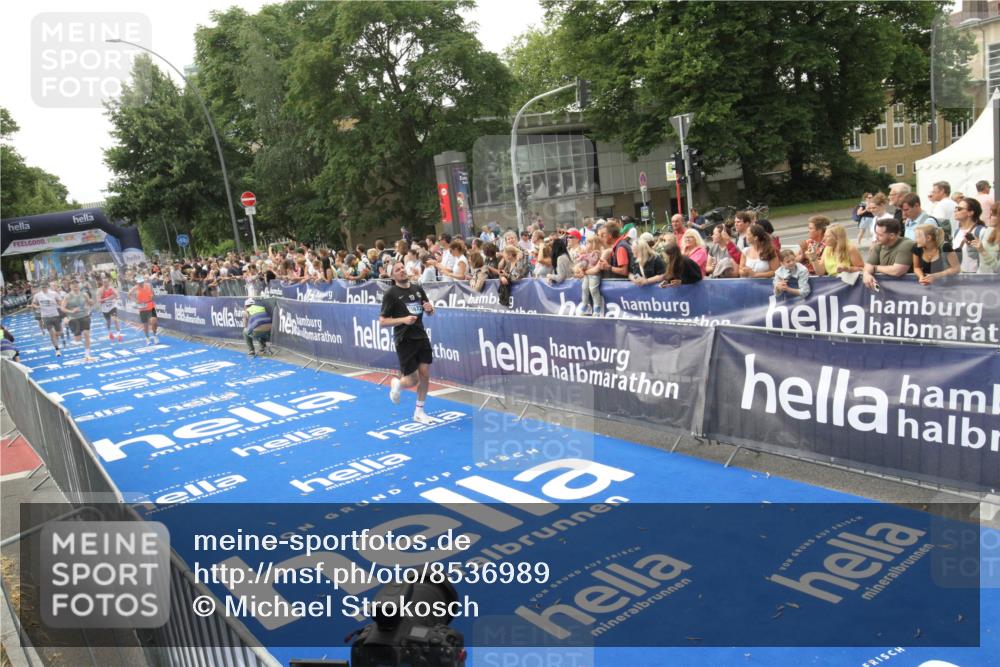 29.06.2025 - hella hamburg halbmarathon Michael Strokosch http://msf.ph/oto/8536989 29.06.2025 10:30:06 Ziel  meine-sportfotos.de