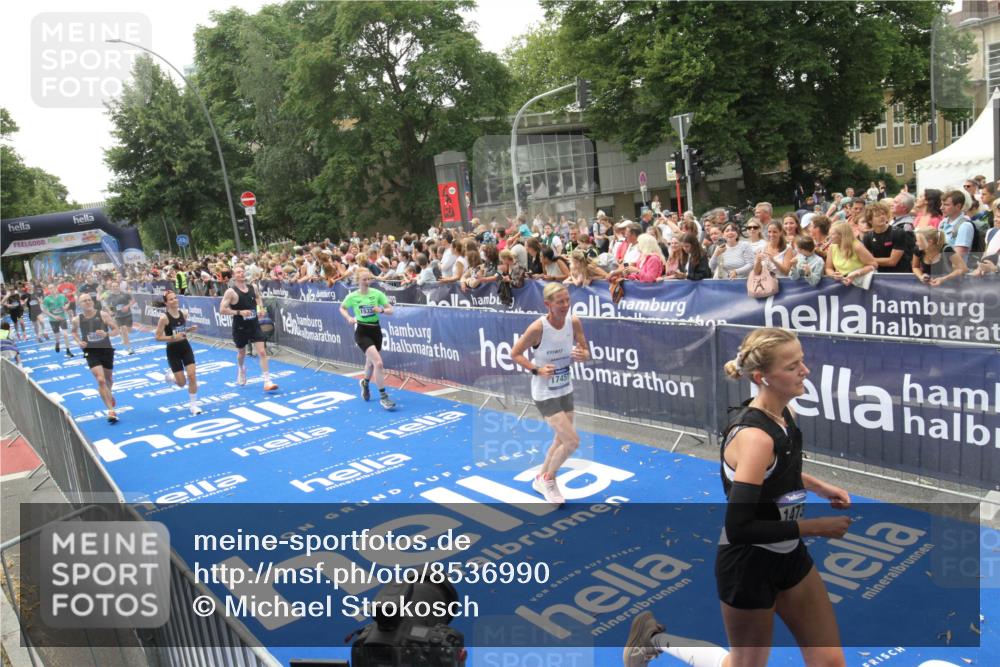 29.06.2025 - hella hamburg halbmarathon Michael Strokosch http://msf.ph/oto/8536990 29.06.2025 10:48:01 Ziel  meine-sportfotos.de