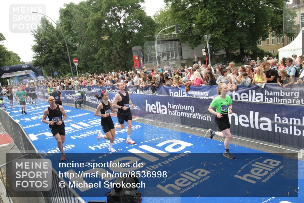 29.06.2025 - hella hamburg halbmarathon Michael Strokosch http://msf.ph/oto/8536998 29.06.2025 10:48:03 Ziel  meine-sportfotos.de