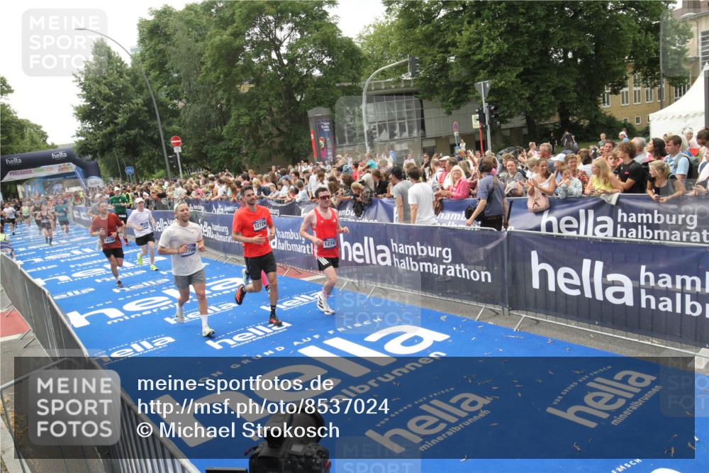 29.06.2025 - hella hamburg halbmarathon Michael Strokosch http://msf.ph/oto/8537024 29.06.2025 10:48:09 Ziel  meine-sportfotos.de