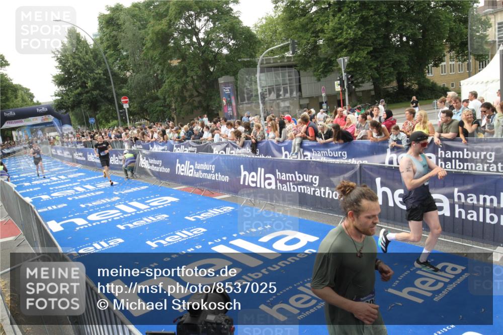 29.06.2025 - hella hamburg halbmarathon Michael Strokosch http://msf.ph/oto/8537025 29.06.2025 10:30:13 Ziel  meine-sportfotos.de