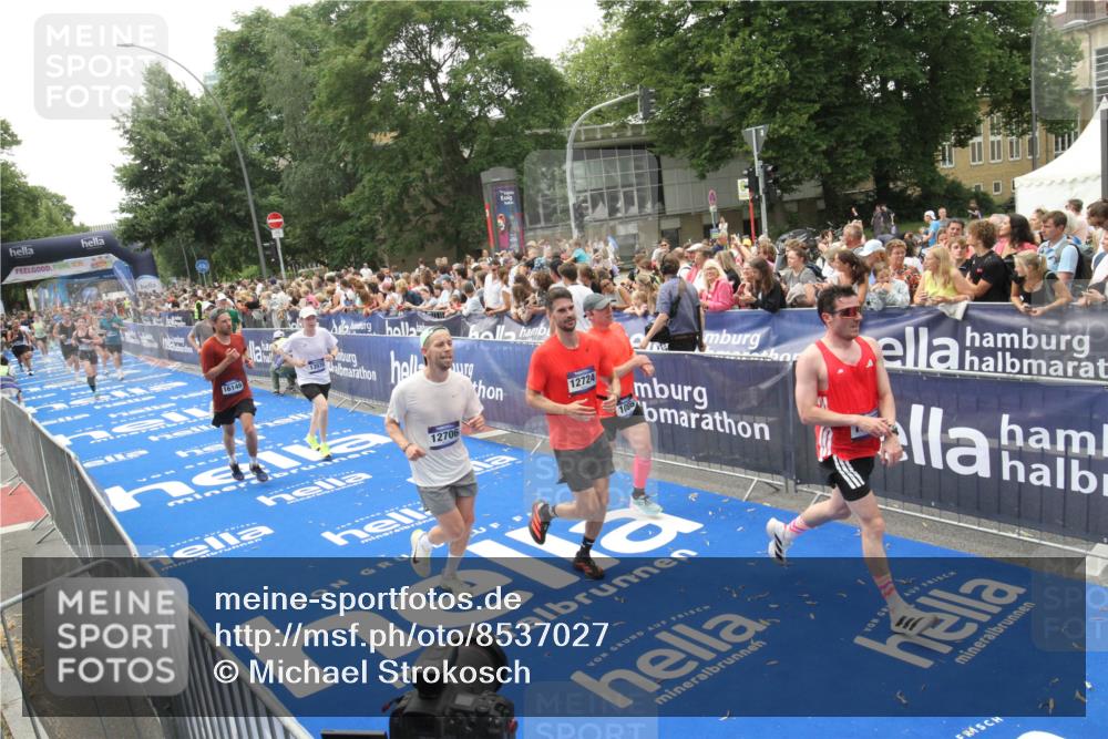 29.06.2025 - hella hamburg halbmarathon Michael Strokosch http://msf.ph/oto/8537027 29.06.2025 10:48:10 Ziel  meine-sportfotos.de