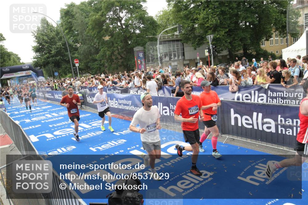 29.06.2025 - hella hamburg halbmarathon Michael Strokosch http://msf.ph/oto/8537029 29.06.2025 10:48:10 Ziel  meine-sportfotos.de
