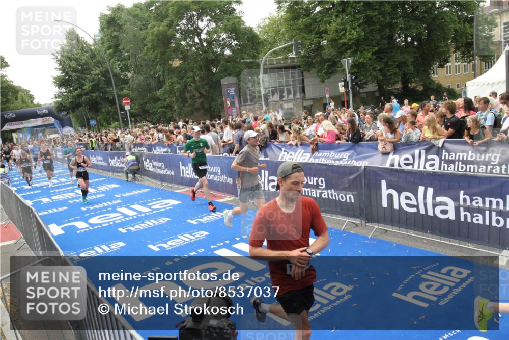 29.06.2025 - hella hamburg halbmarathon Michael Strokosch http://msf.ph/oto/8537037 29.06.2025 10:48:12 Ziel  meine-sportfotos.de