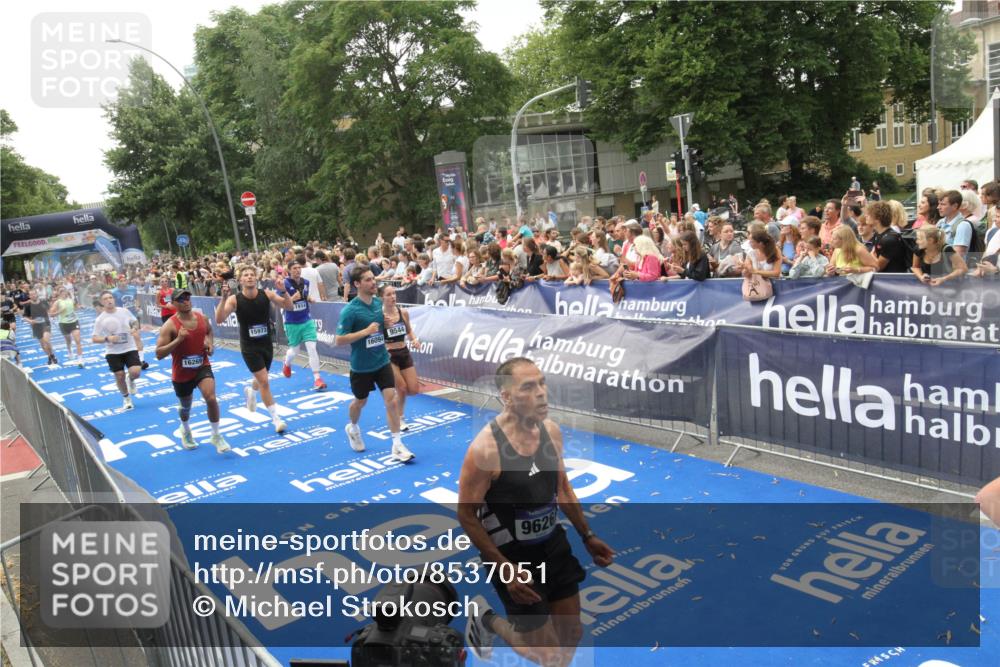 29.06.2025 - hella hamburg halbmarathon Michael Strokosch http://msf.ph/oto/8537051 29.06.2025 10:48:15 Ziel  meine-sportfotos.de
