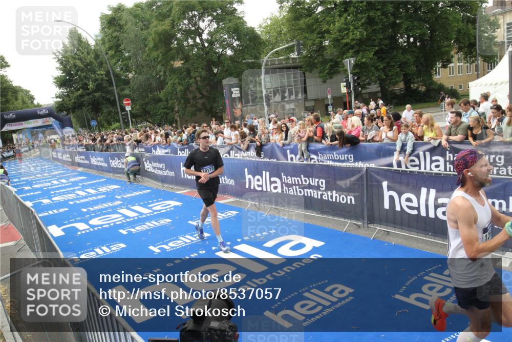29.06.2025 - hella hamburg halbmarathon Michael Strokosch http://msf.ph/oto/8537057 29.06.2025 10:30:24 Ziel  meine-sportfotos.de