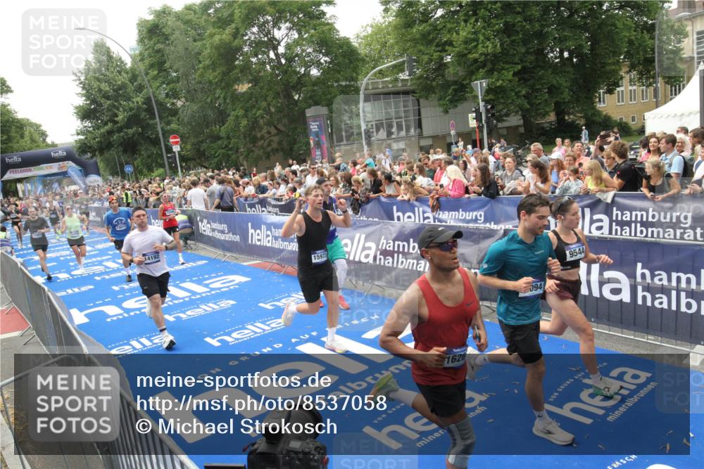 29.06.2025 - hella hamburg halbmarathon Michael Strokosch http://msf.ph/oto/8537058 29.06.2025 10:48:16 Ziel  meine-sportfotos.de