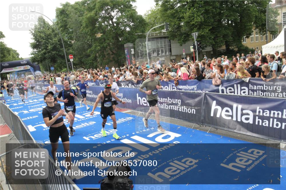 29.06.2025 - hella hamburg halbmarathon Michael Strokosch http://msf.ph/oto/8537080 29.06.2025 10:48:21 Ziel  meine-sportfotos.de