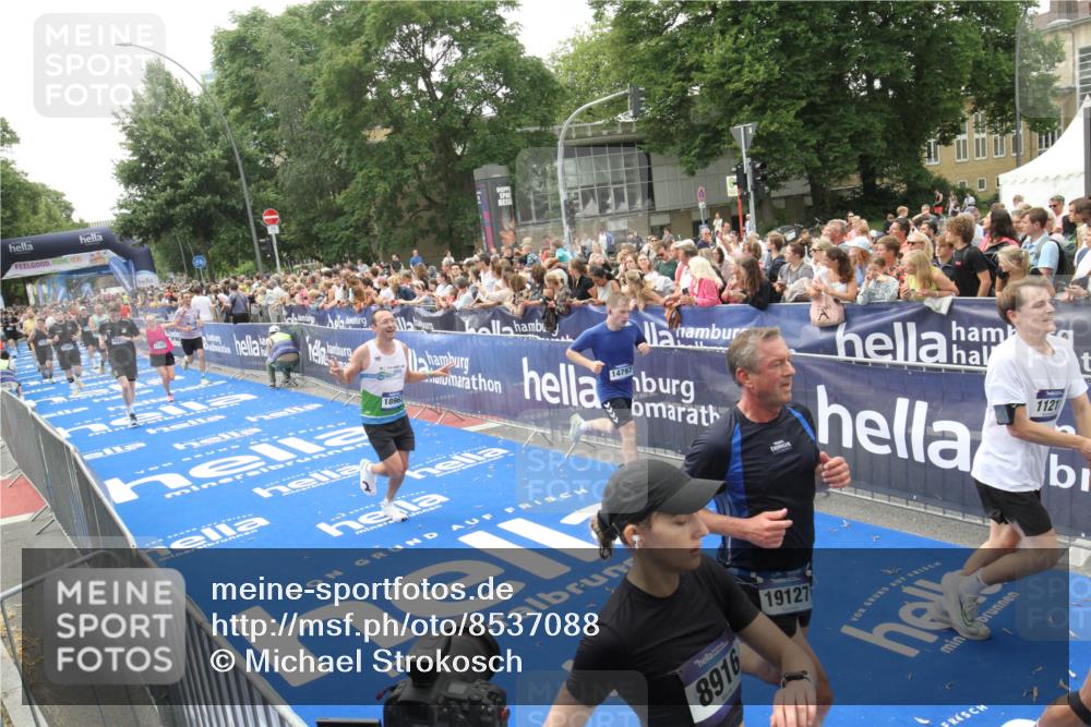 29.06.2025 - hella hamburg halbmarathon Michael Strokosch http://msf.ph/oto/8537088 29.06.2025 10:48:23 Ziel  meine-sportfotos.de