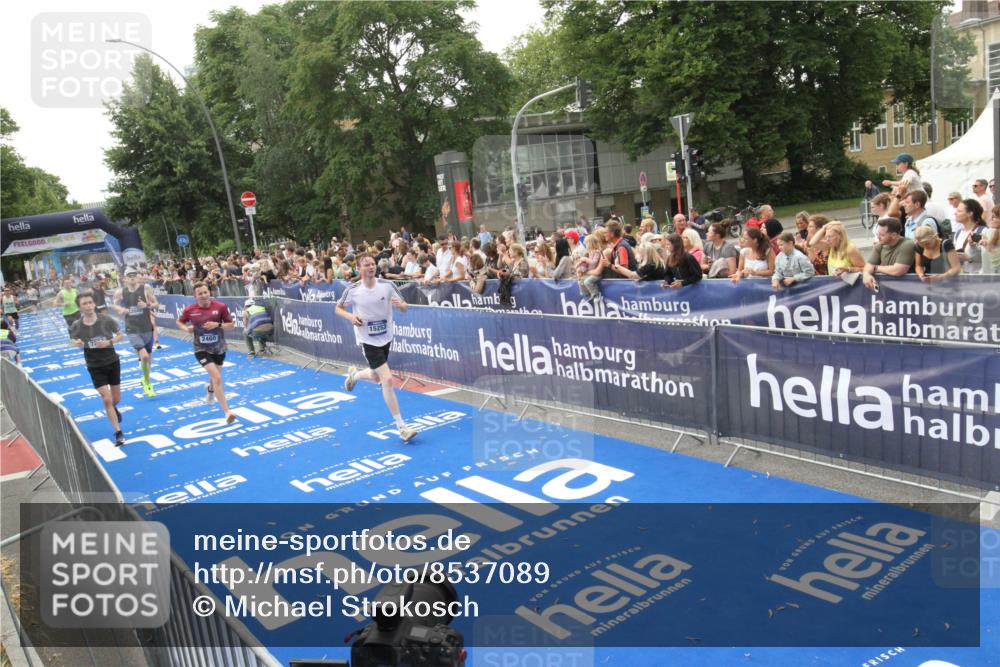 29.06.2025 - hella hamburg halbmarathon Michael Strokosch http://msf.ph/oto/8537089 29.06.2025 10:30:39 Ziel  meine-sportfotos.de