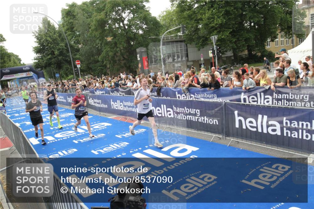29.06.2025 - hella hamburg halbmarathon Michael Strokosch http://msf.ph/oto/8537090 29.06.2025 10:30:39 Ziel  meine-sportfotos.de