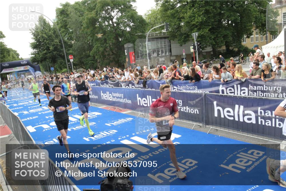 29.06.2025 - hella hamburg halbmarathon Michael Strokosch http://msf.ph/oto/8537095 29.06.2025 10:30:40 Ziel  meine-sportfotos.de