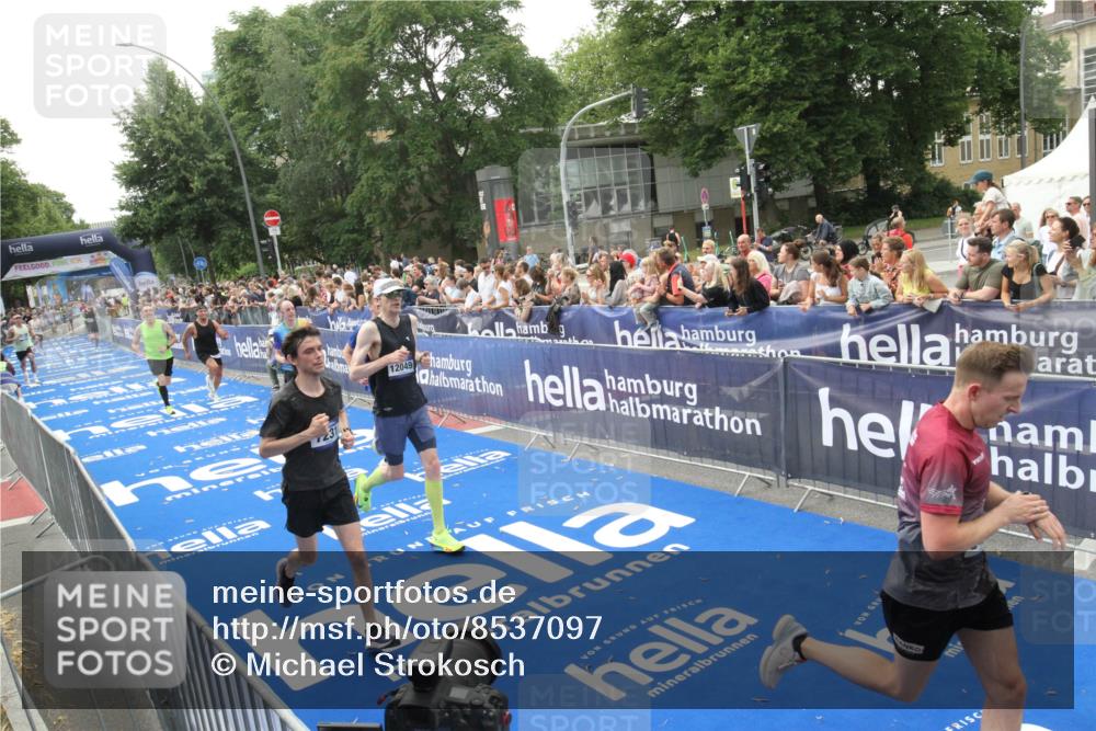 29.06.2025 - hella hamburg halbmarathon Michael Strokosch http://msf.ph/oto/8537097 29.06.2025 10:30:40 Ziel  meine-sportfotos.de