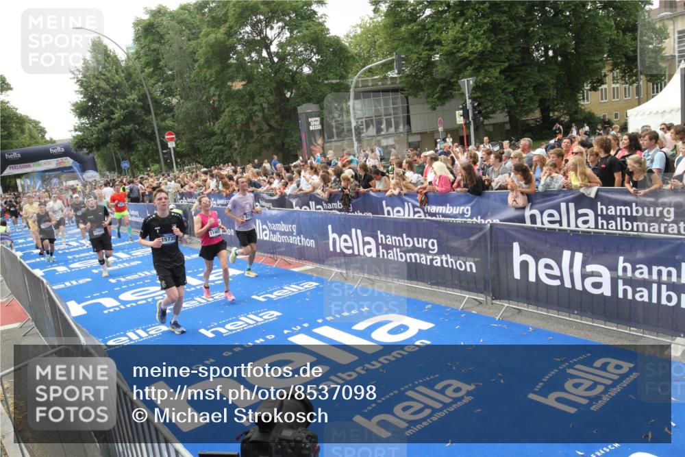 29.06.2025 - hella hamburg halbmarathon Michael Strokosch http://msf.ph/oto/8537098 29.06.2025 10:48:25 Ziel  meine-sportfotos.de