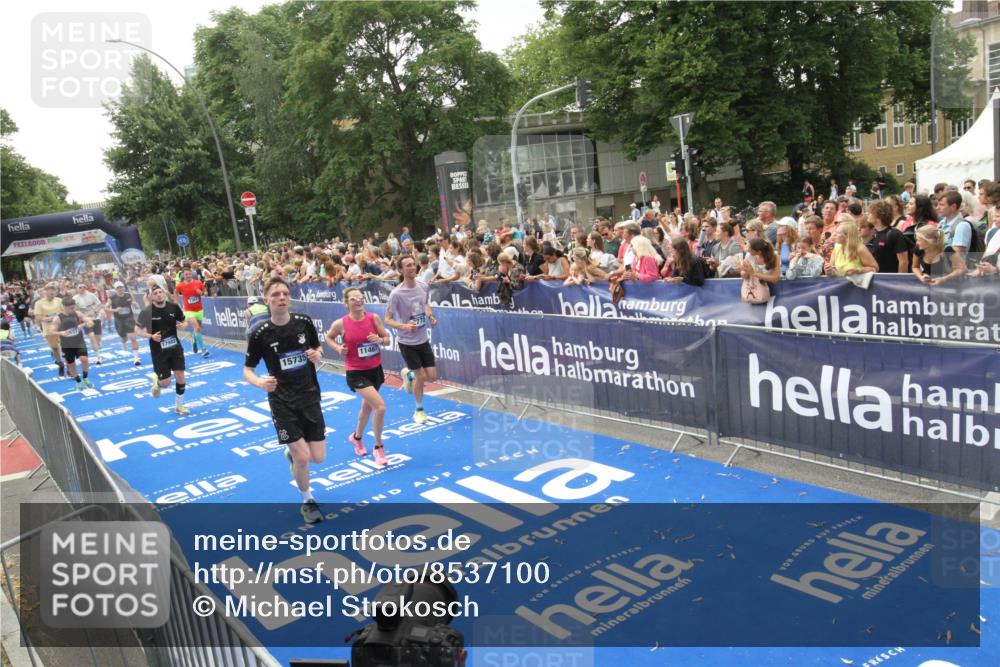 29.06.2025 - hella hamburg halbmarathon Michael Strokosch http://msf.ph/oto/8537100 29.06.2025 10:48:25 Ziel  meine-sportfotos.de