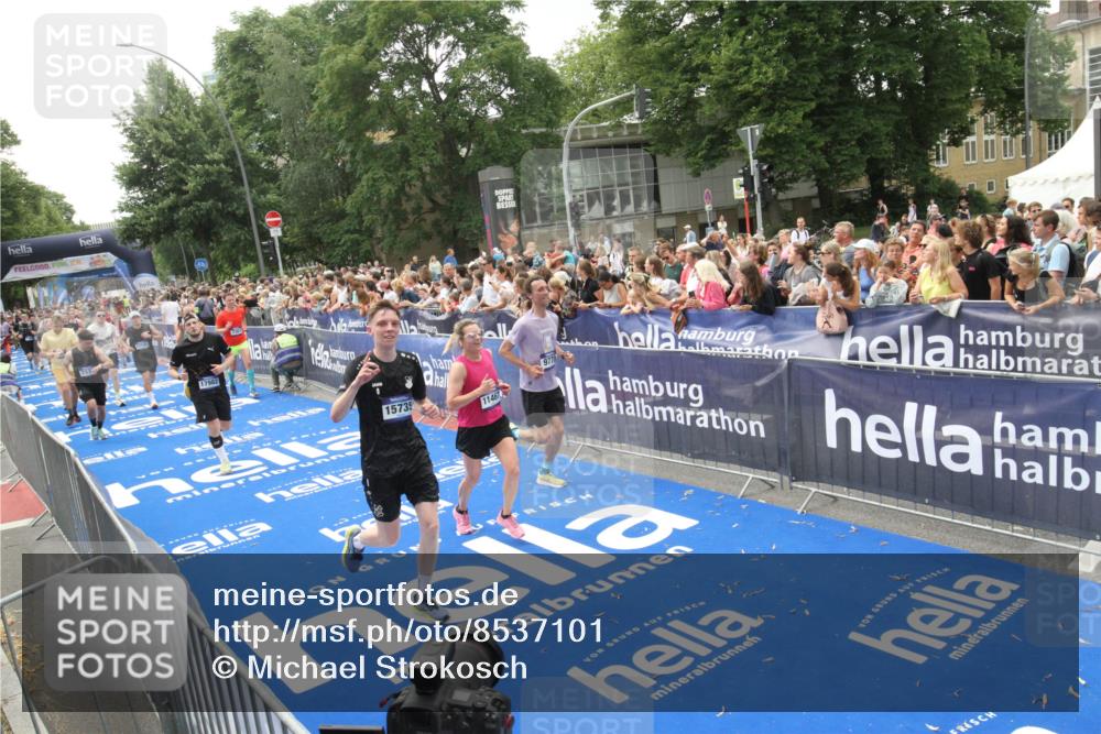 29.06.2025 - hella hamburg halbmarathon Michael Strokosch http://msf.ph/oto/8537101 29.06.2025 10:48:25 Ziel  meine-sportfotos.de