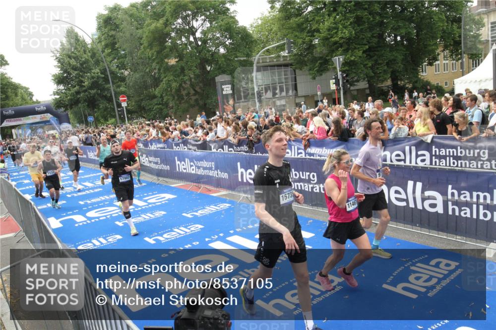 29.06.2025 - hella hamburg halbmarathon Michael Strokosch http://msf.ph/oto/8537105 29.06.2025 10:48:26 Ziel  meine-sportfotos.de