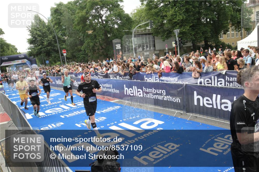 29.06.2025 - hella hamburg halbmarathon Michael Strokosch http://msf.ph/oto/8537109 29.06.2025 10:48:27 Ziel  meine-sportfotos.de